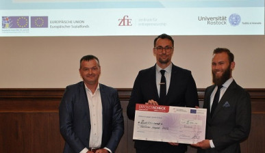 Michael Meis mit den Gewinnern des inspired Ideenwettbewerbs an der Universität Rostock.