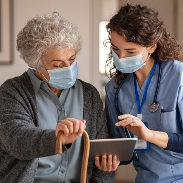 Die Ärztin unterhält sich mit einer Patientin.