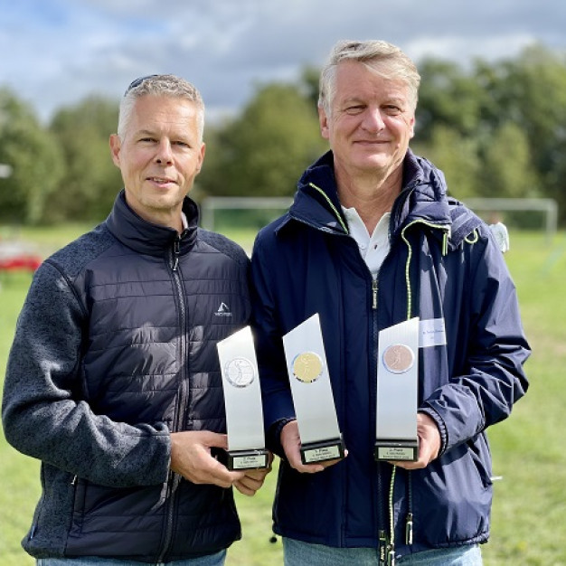 Carsten Krull und Dr. Thomas Drews halten die Pokale für das 9. BMV/MBMV Banken-Match 2022 in der Hand.