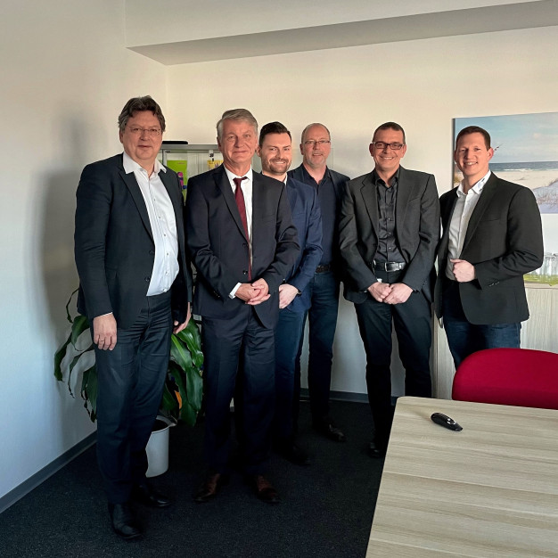MBMV InnoTour in Greifswald. Auf dem Gruppenfoto sind Minister Reinhard Meyer, Dr. Thomas Drews, Mario Mietsch, Jens Körtge, Nis-Peter Beck und Dr. Stefan Tews zu sehen.