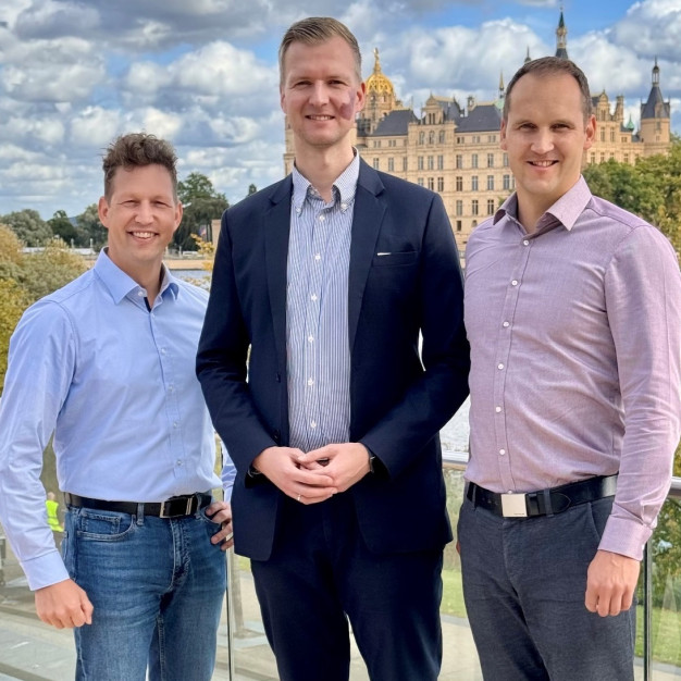 Mario Mietsch, Tobias Gebhardt (Hypros GmbH) und Danny Jäckel nach der Vertragsunterzeichnung (Foto: Collin/MBG MV).