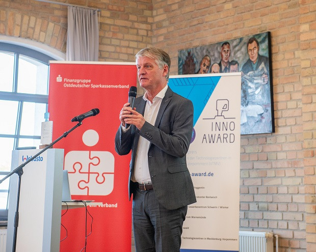 INNO AWARD 2023: Dr. Drews hält die Laudatio auf den Preisträger (Platz 2) (Foto: Ulrike Kielmann)