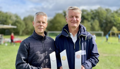 Carsten Krull und Dr. Thomas Drews halten die Pokale für das 9. BMV/MBMV Banken-Match 2022 in der Hand.