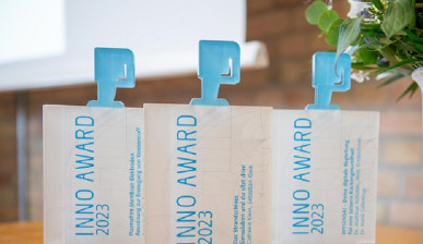 INNO AWARD 2023: Pokale der Preisträger (Foto: Ulrike Kielmann)
