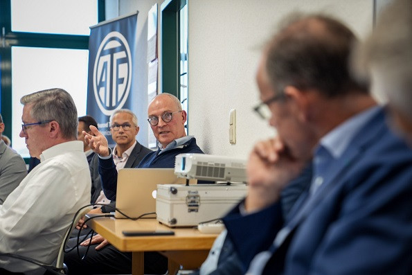 Dr. Schlegel erklärt die Idee der ATFO GmbH (Foto: S. Thielmann)