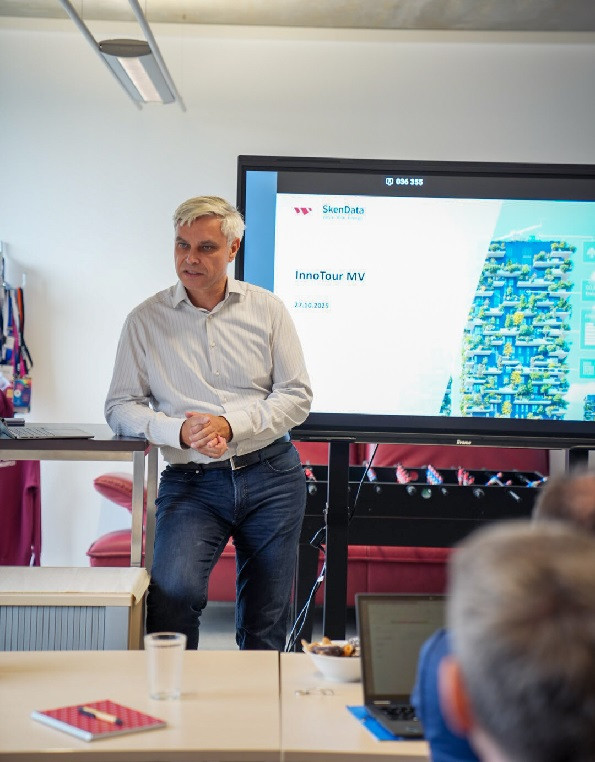 Sven Jantzen berichtet über die SkenData GmbH (Foto: S. Thielmann).